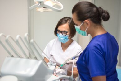 Zespół dentystów w akcji – profesjonalna opieka stomatologiczna